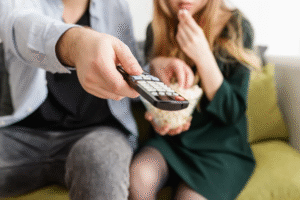 Do terror mais sombrio à comédia mais leve: o catálogo gratuito com séries de todos os gêneros