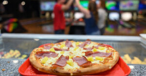 Quantas pizzas para 12 pessoas